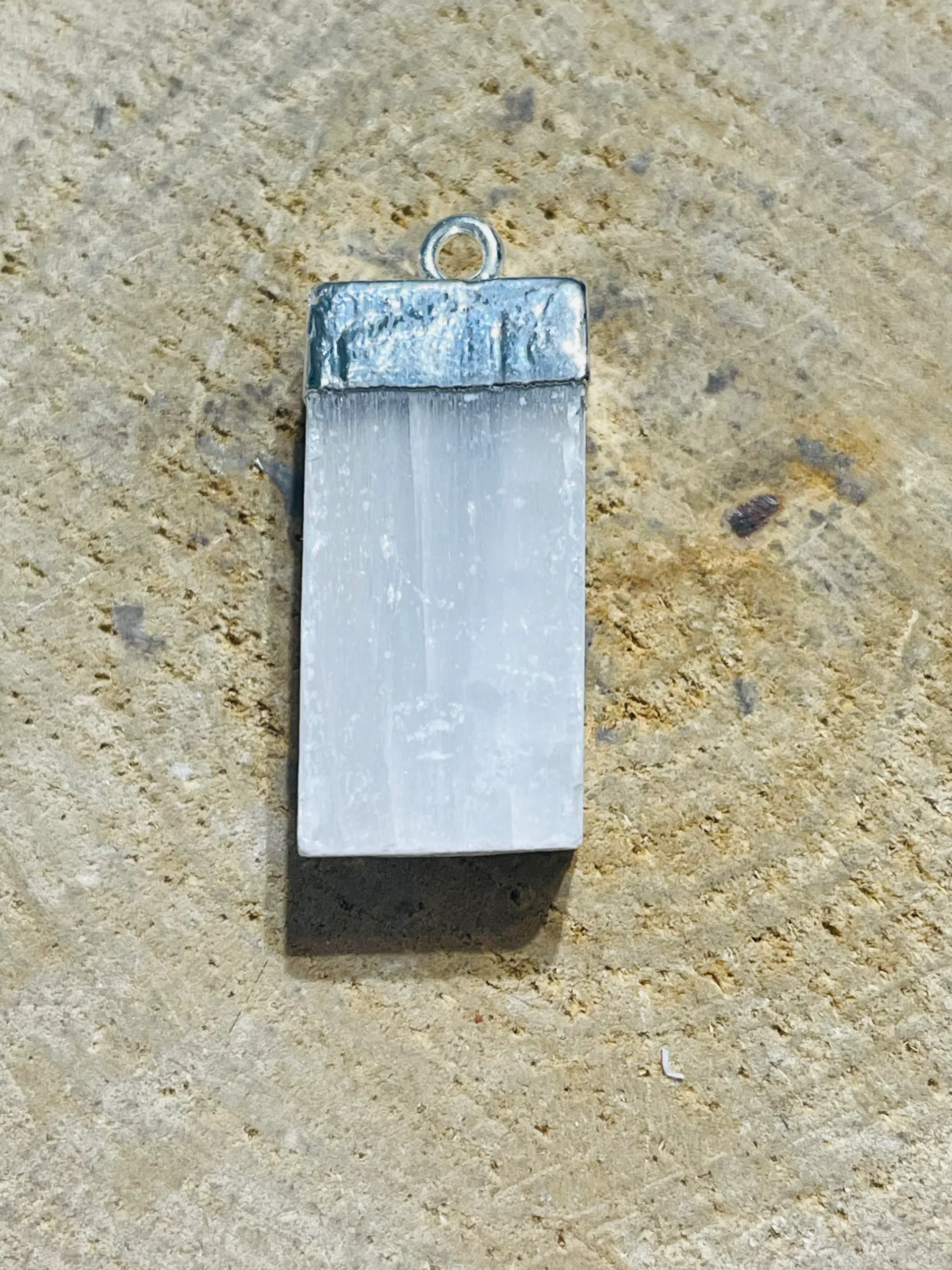 Pendentif en Sélénite brute