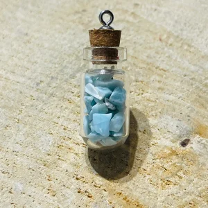 Fiole remplie de pépites en pierre naturelle Larimar