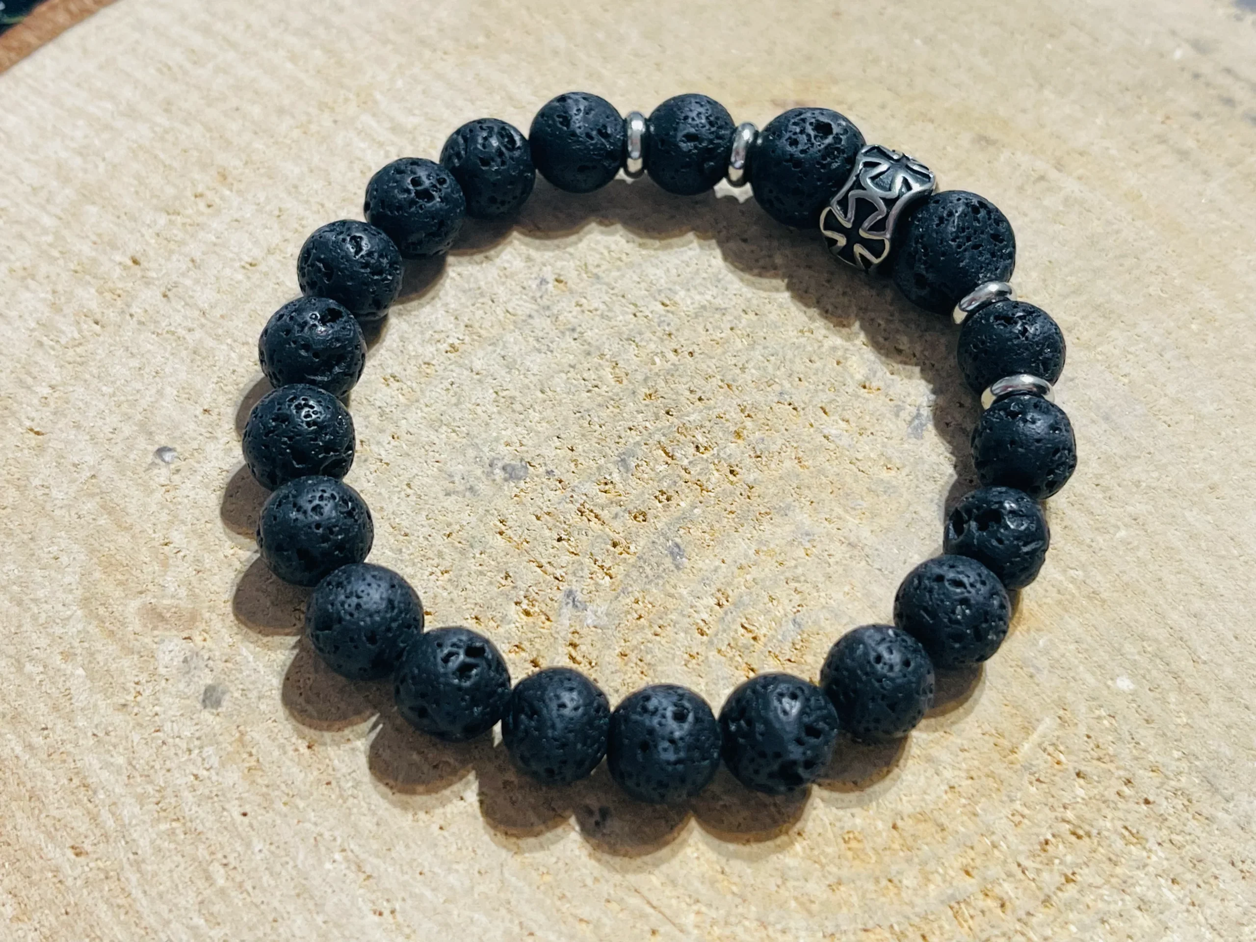 Lot de 5 Bracelets en perles naturelles en Pierre de Lave et croix en acier inoxydable (1) – Image 3