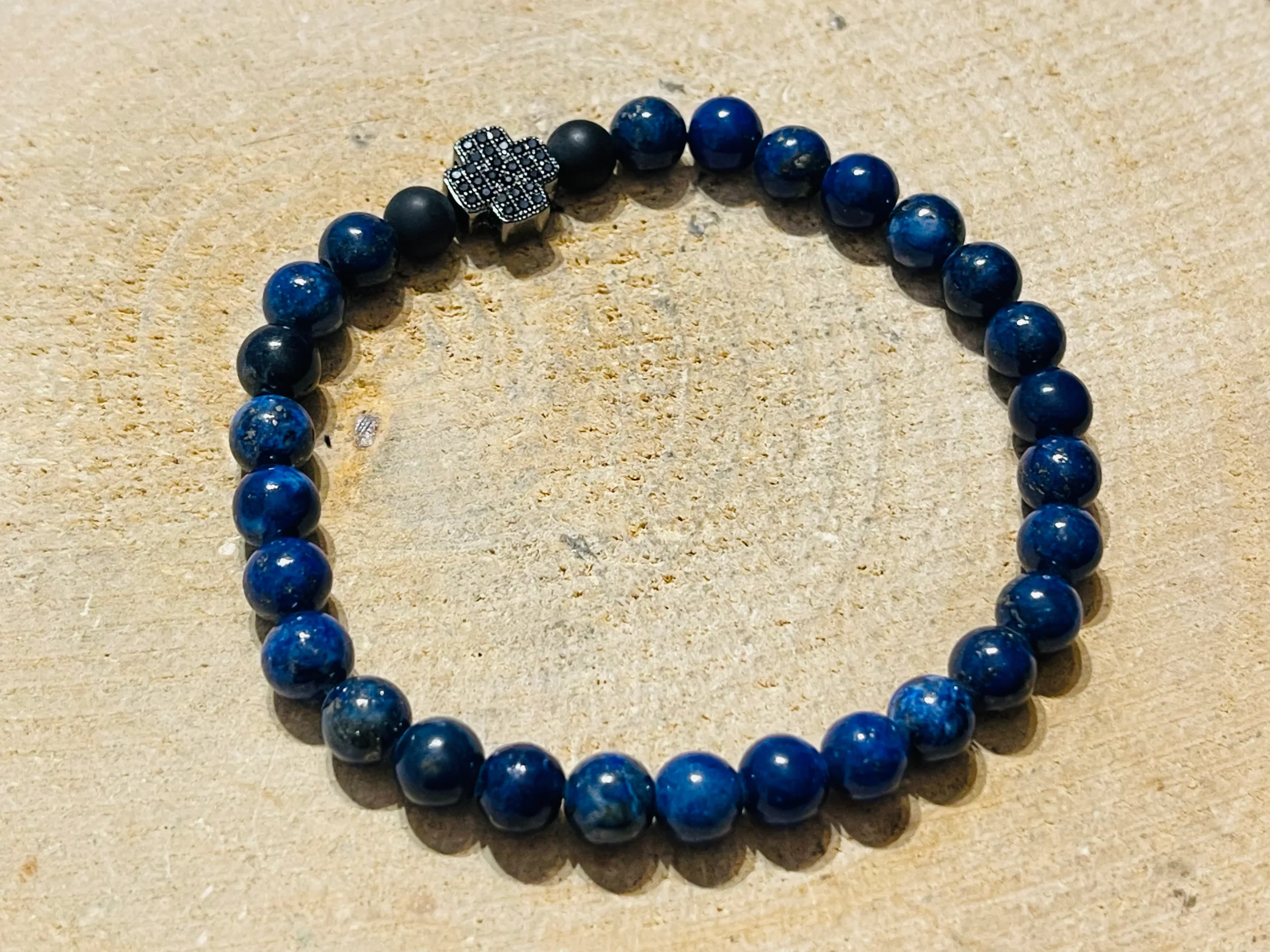 Lot de 5 Bracelets en perles naturelles en Lapis-lazuli, Agates noires et croix en diamants Cz (35) – Image 3