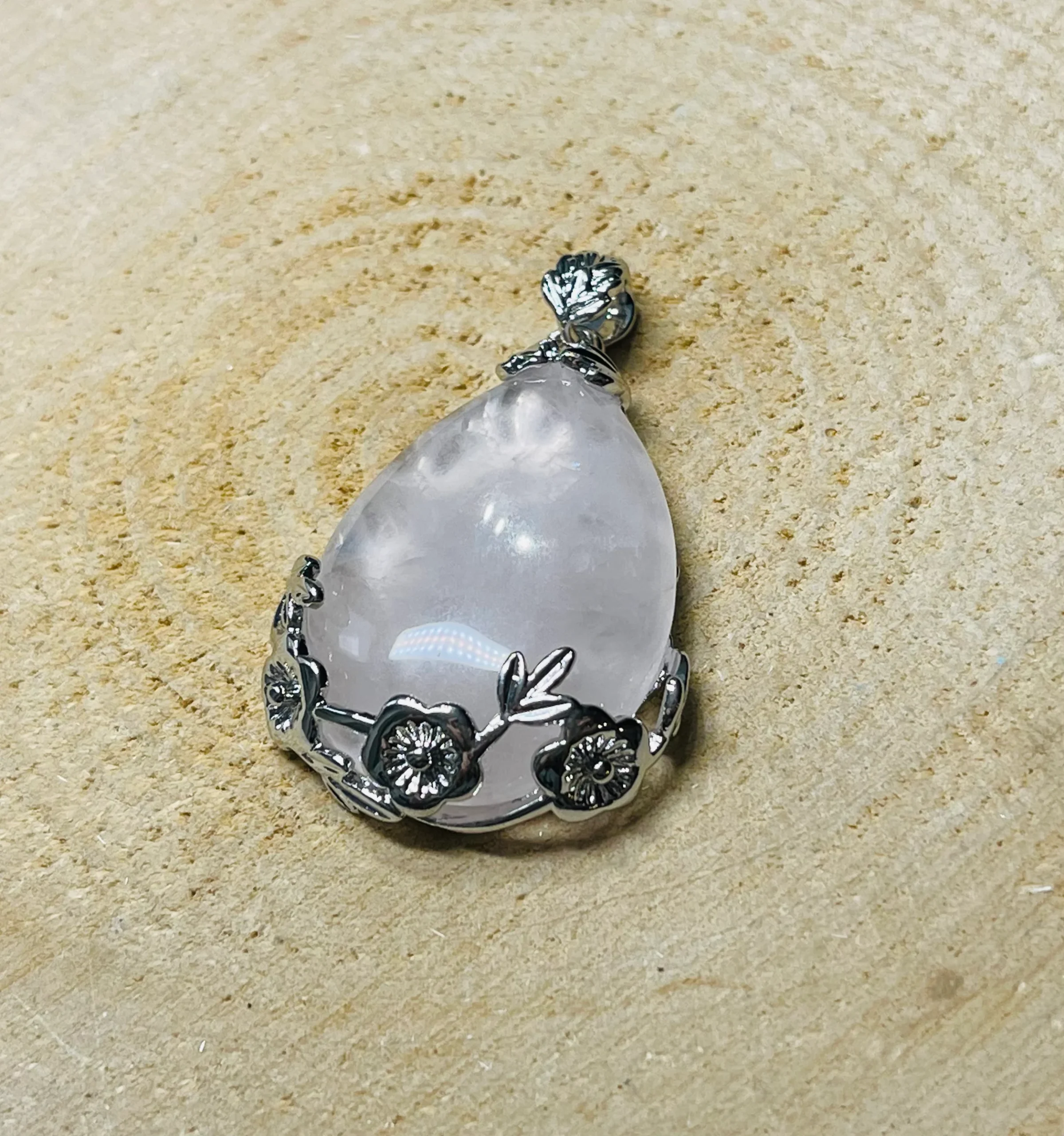 Pendentif en Quartz rose cabochon et fleurs – Image 3