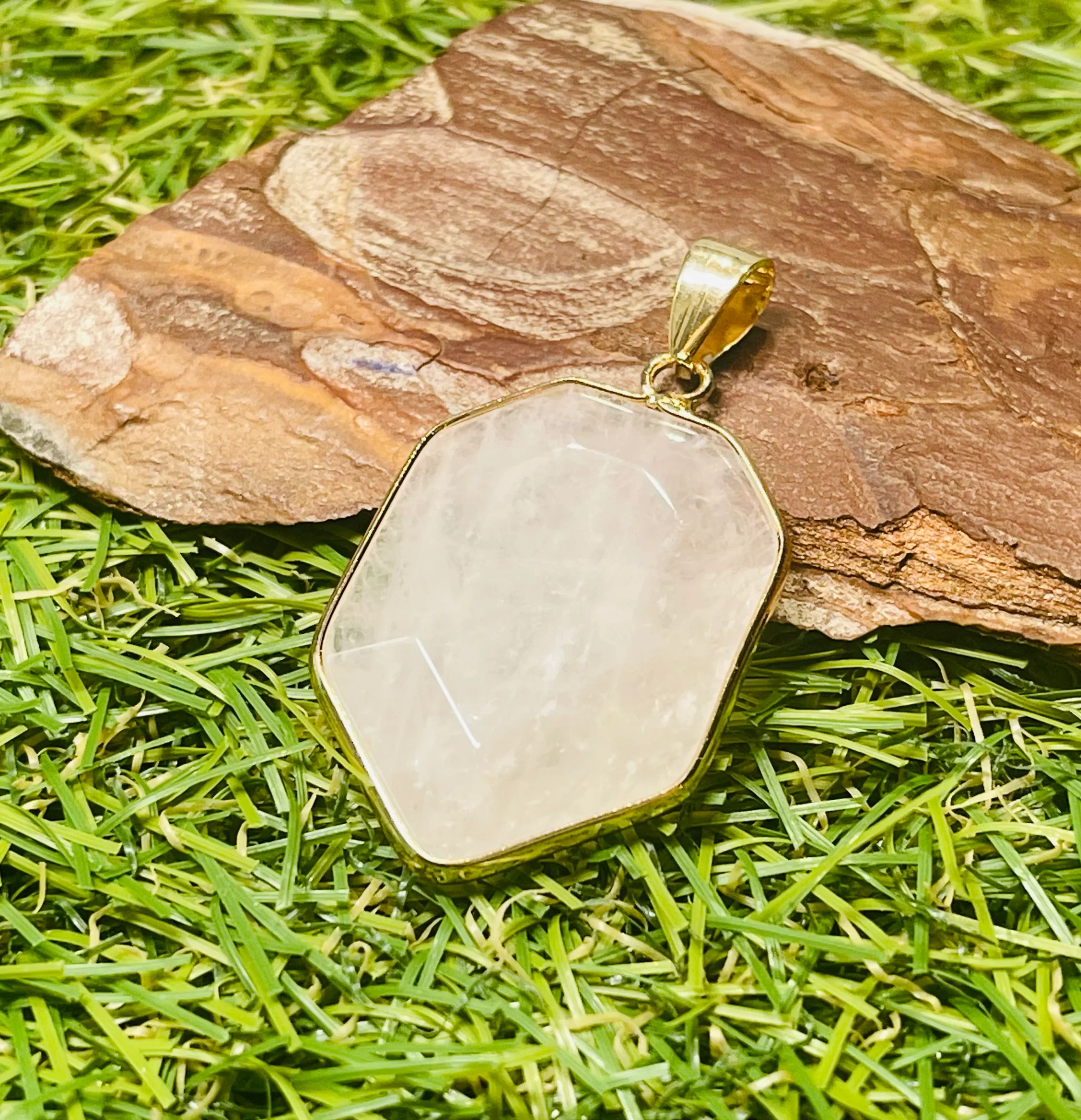 Pendentif en Quartz rose facetté de forme bouclier – Image 3