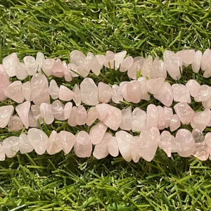 Perles en pierre naturelle chips / pépites en Quartz rose en 3-5 mm (fil de 80 cm)