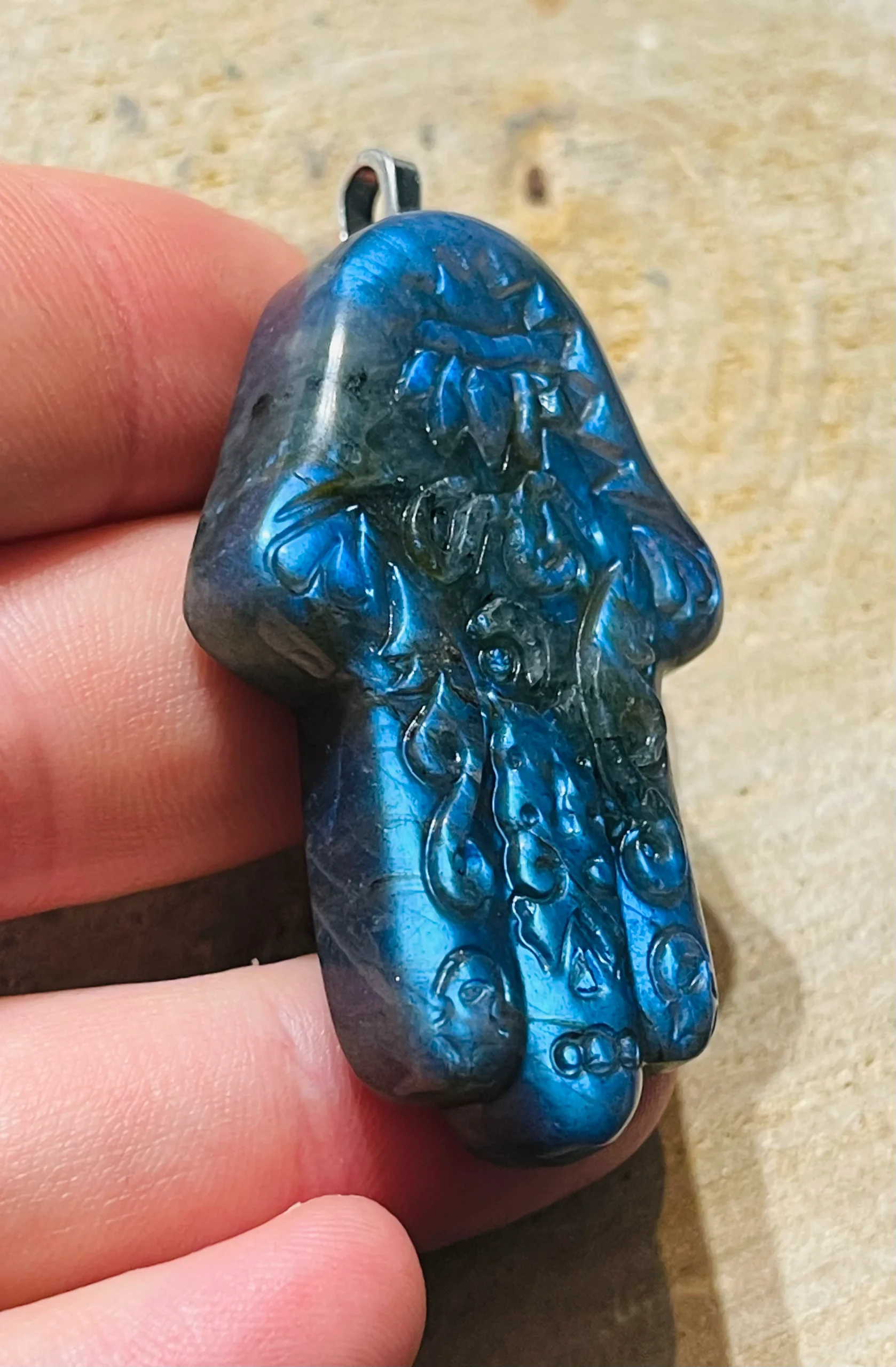 Pendentif en Labradorite en forme de Main OM lotus – Image 5