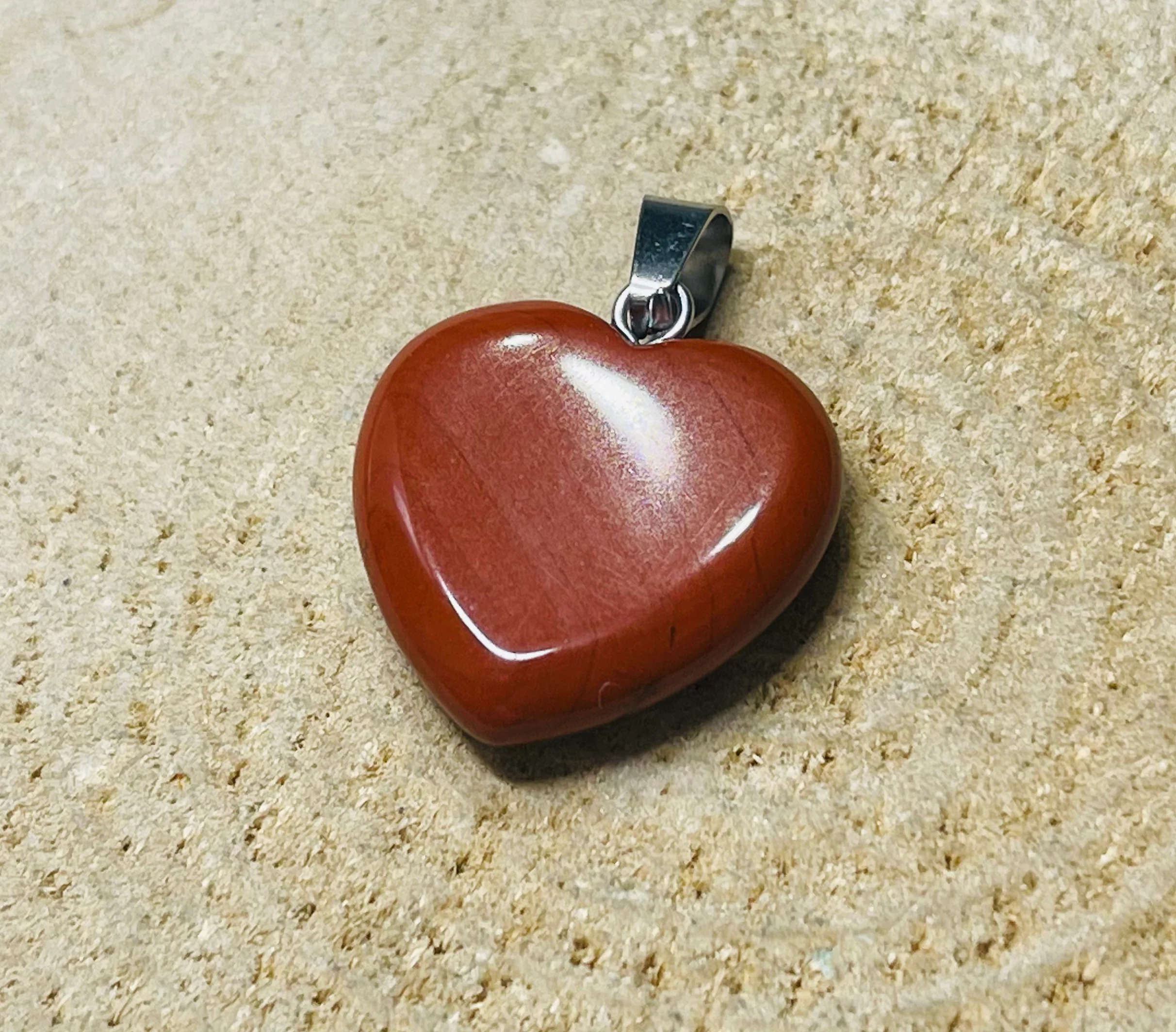 Pendentif en Jaspe rouge en forme de cœur – Image 3