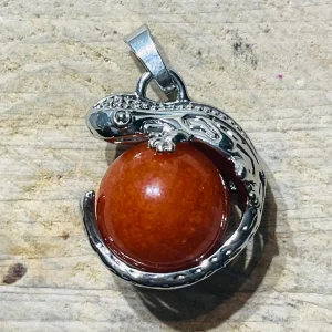Pendentif en forme de lézard avec une boule en cornaline qui tourne sur elle même