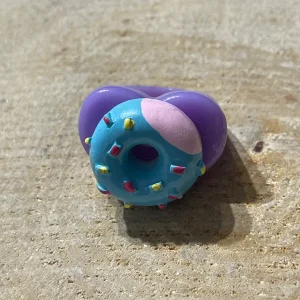 Bague en résine avec donut bleu et rose, taille 54