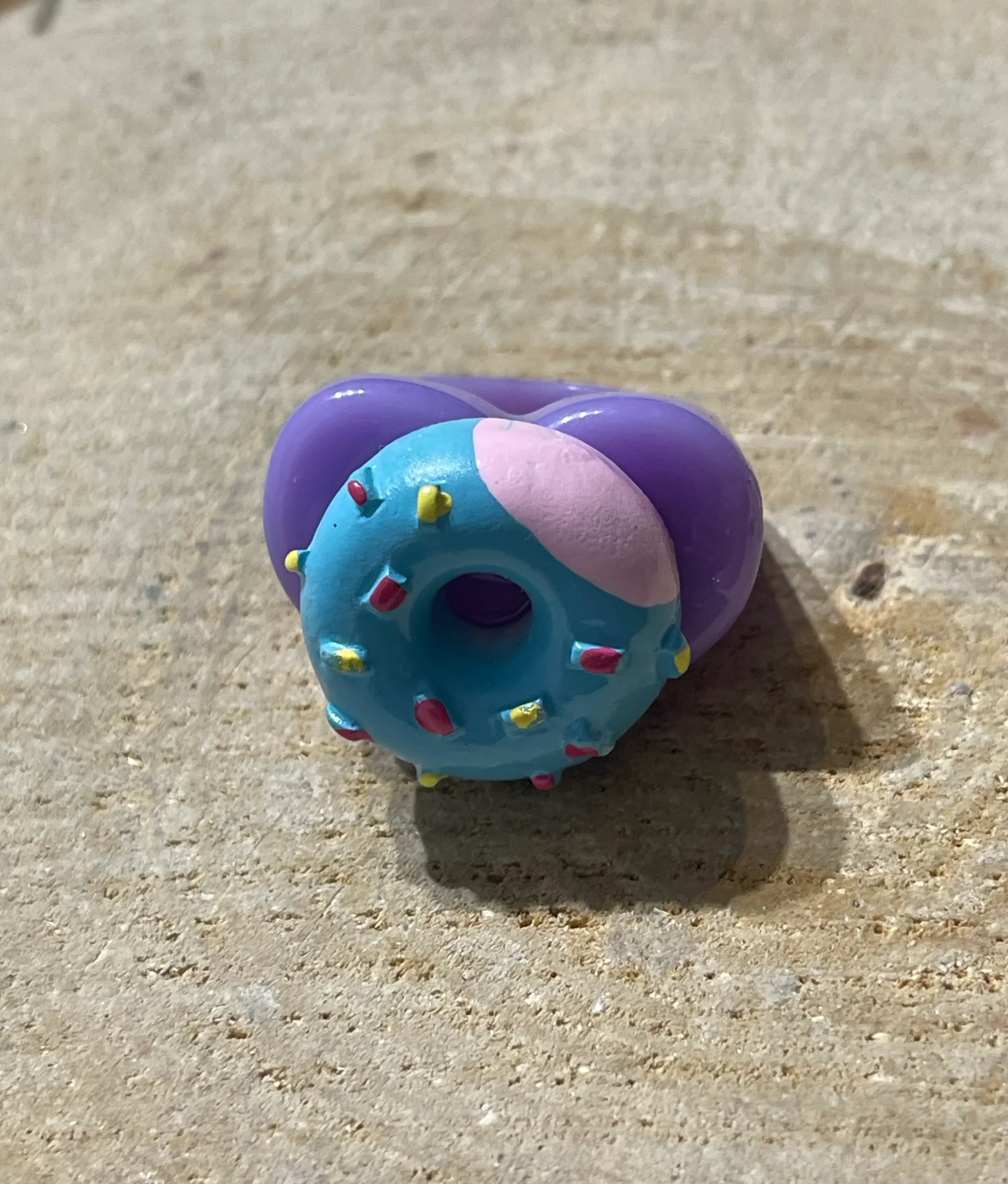 Bague en résine avec donut bleu et rose, taille 54