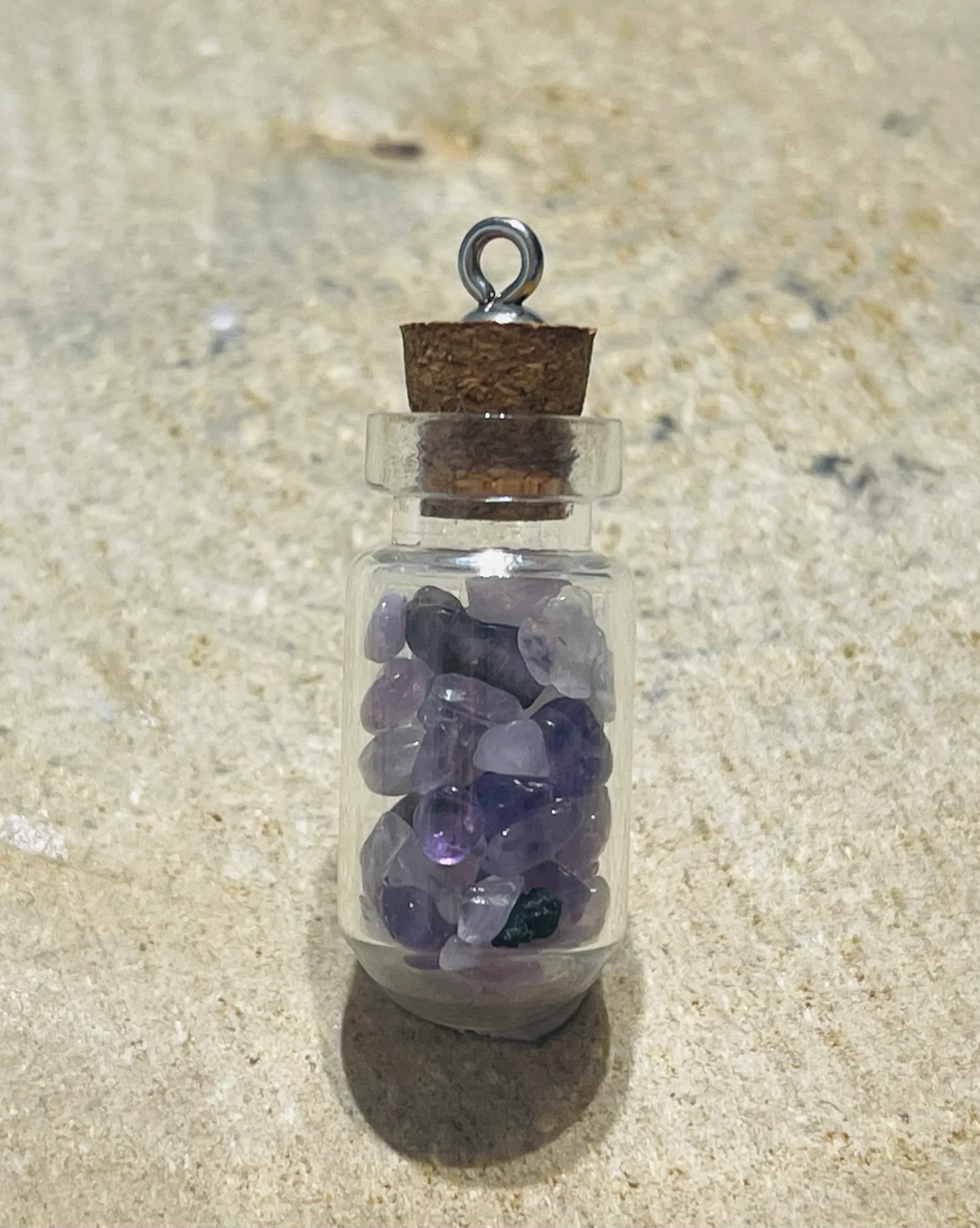 Fiole remplie de pépites en pierre naturelle Améthyste – Image 2