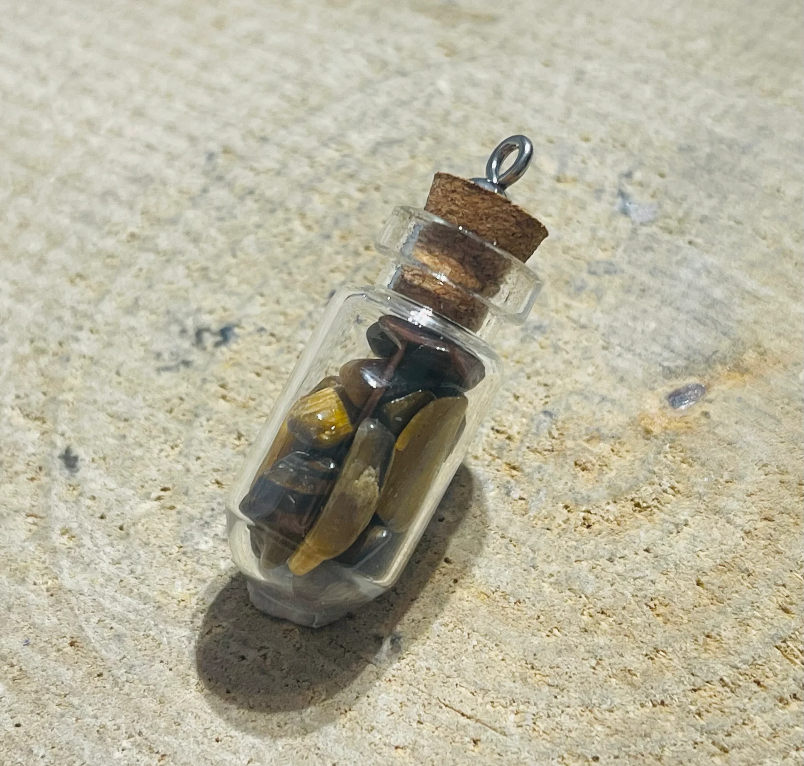 Fiole remplie de pépites en pierre naturelle Œil de tigre – Image 3