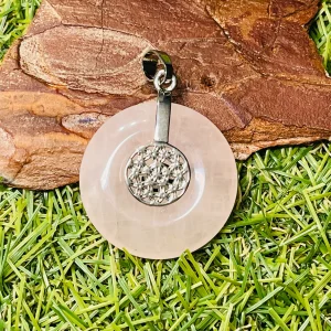 Pendentif en Donut / Pi chinois en Quartz rose avec fleur de vie
