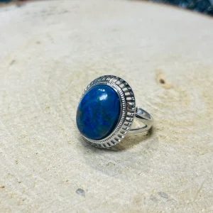 Bague sertie d'un Lapis-lazuli.
