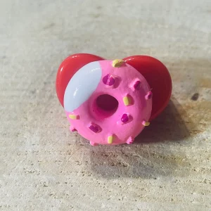 Bague en résine avec donut rose et blanc