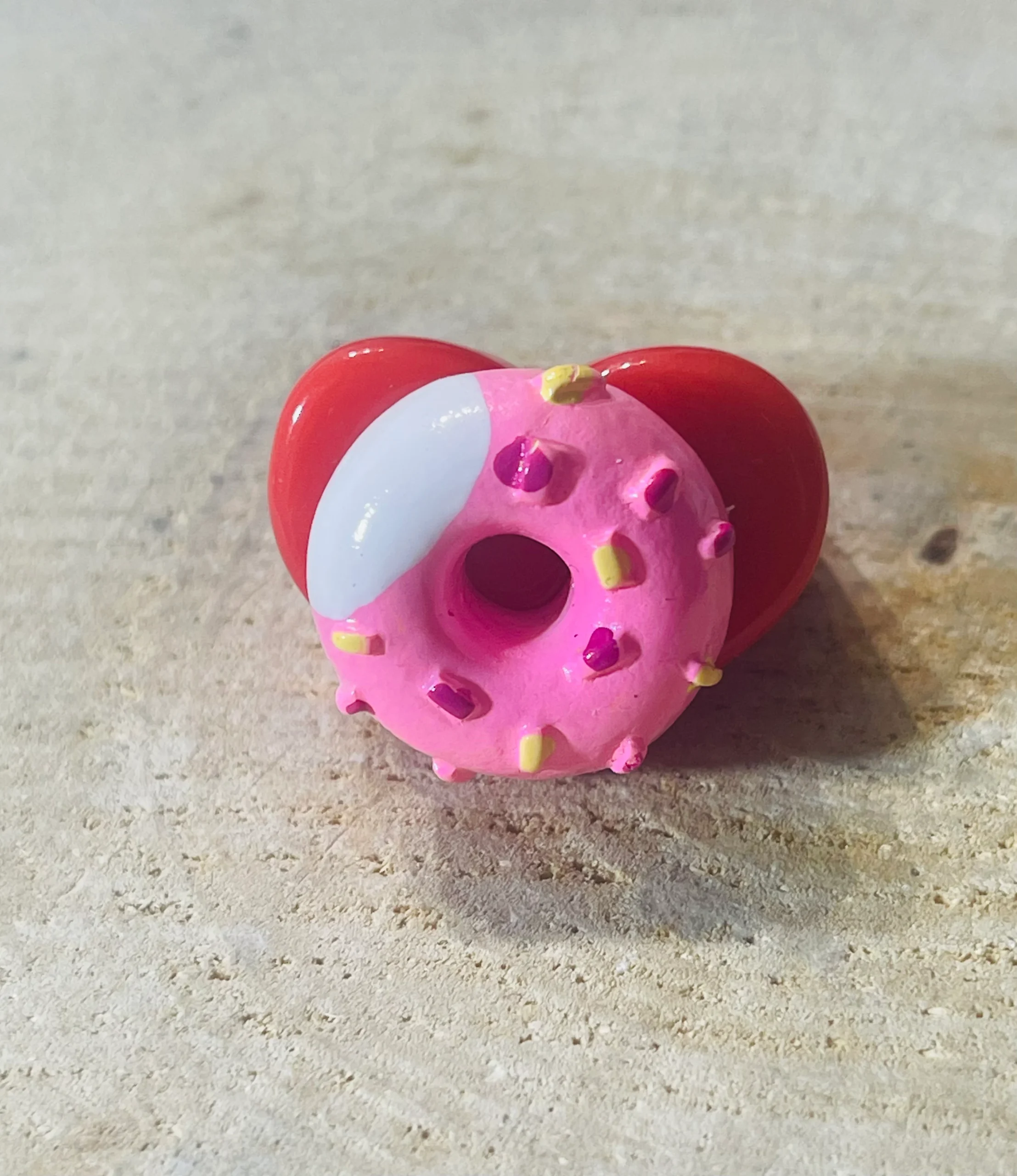 Bague en résine avec donut rose et blanc – Image 2