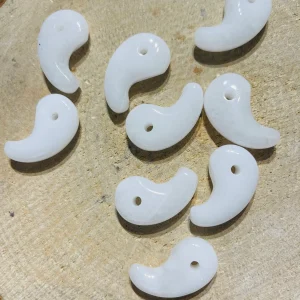 Pendentif en Jade blanc en forme de virgule ou Magatama