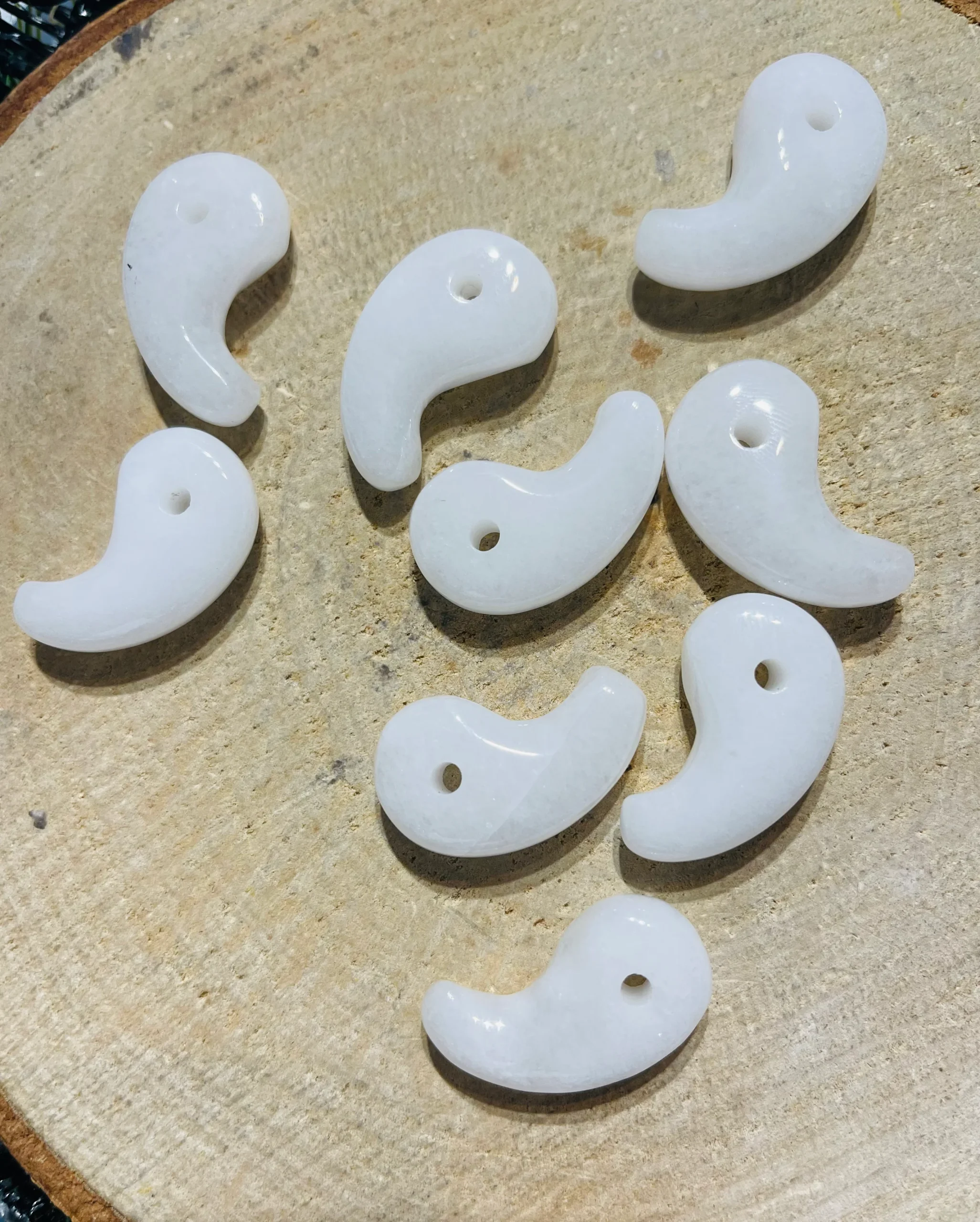 Pendentif en Jade blanc en forme de virgule ou Magatama