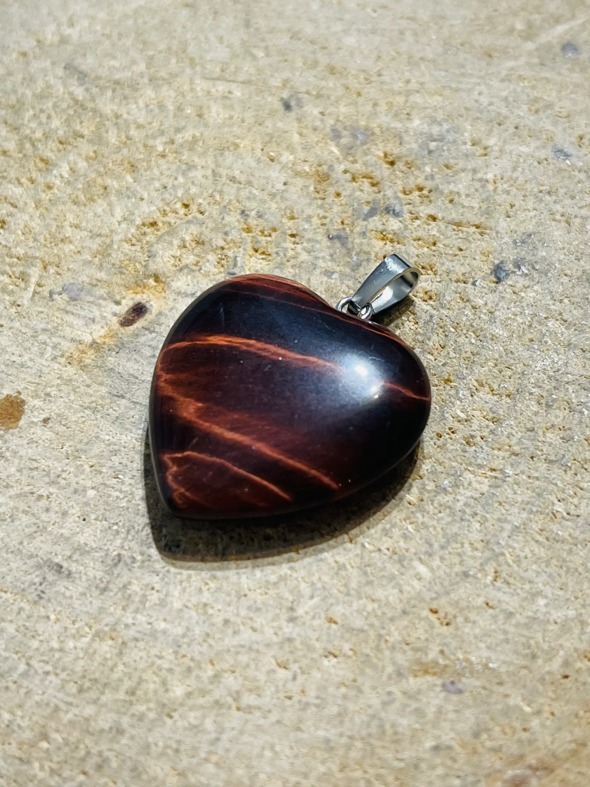 Pendentif en Oeil de Taureau en forme de cœur – Image 3