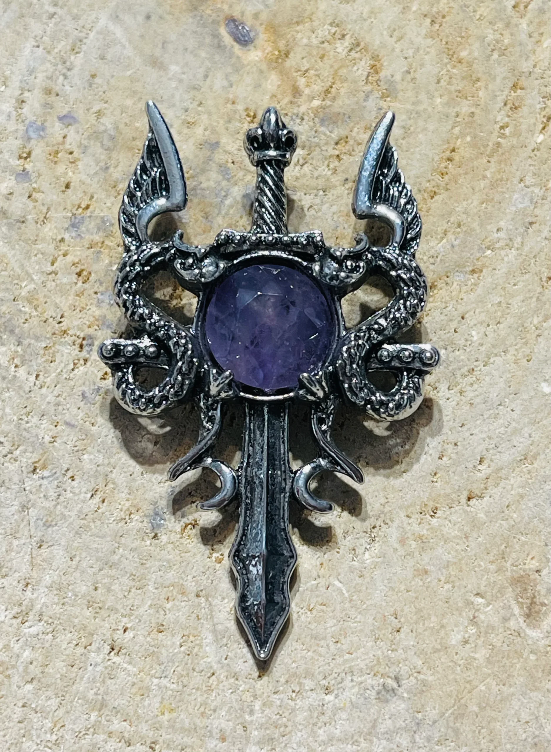 Pendentif épée dragons serti d'une Améthyste