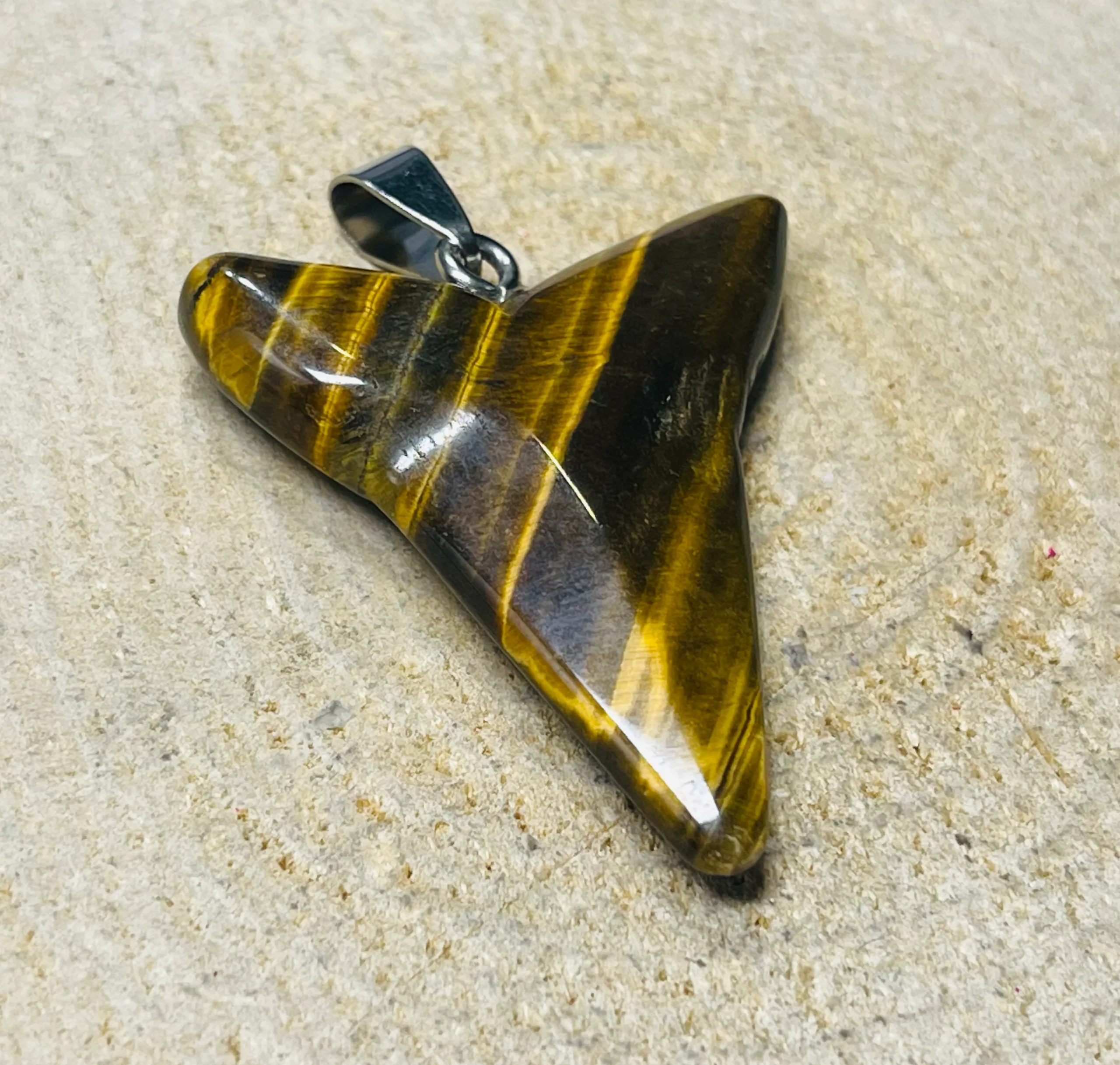 Pendentif en Oeil de tigre en forme de dent de requin / dinosaure – Image 3