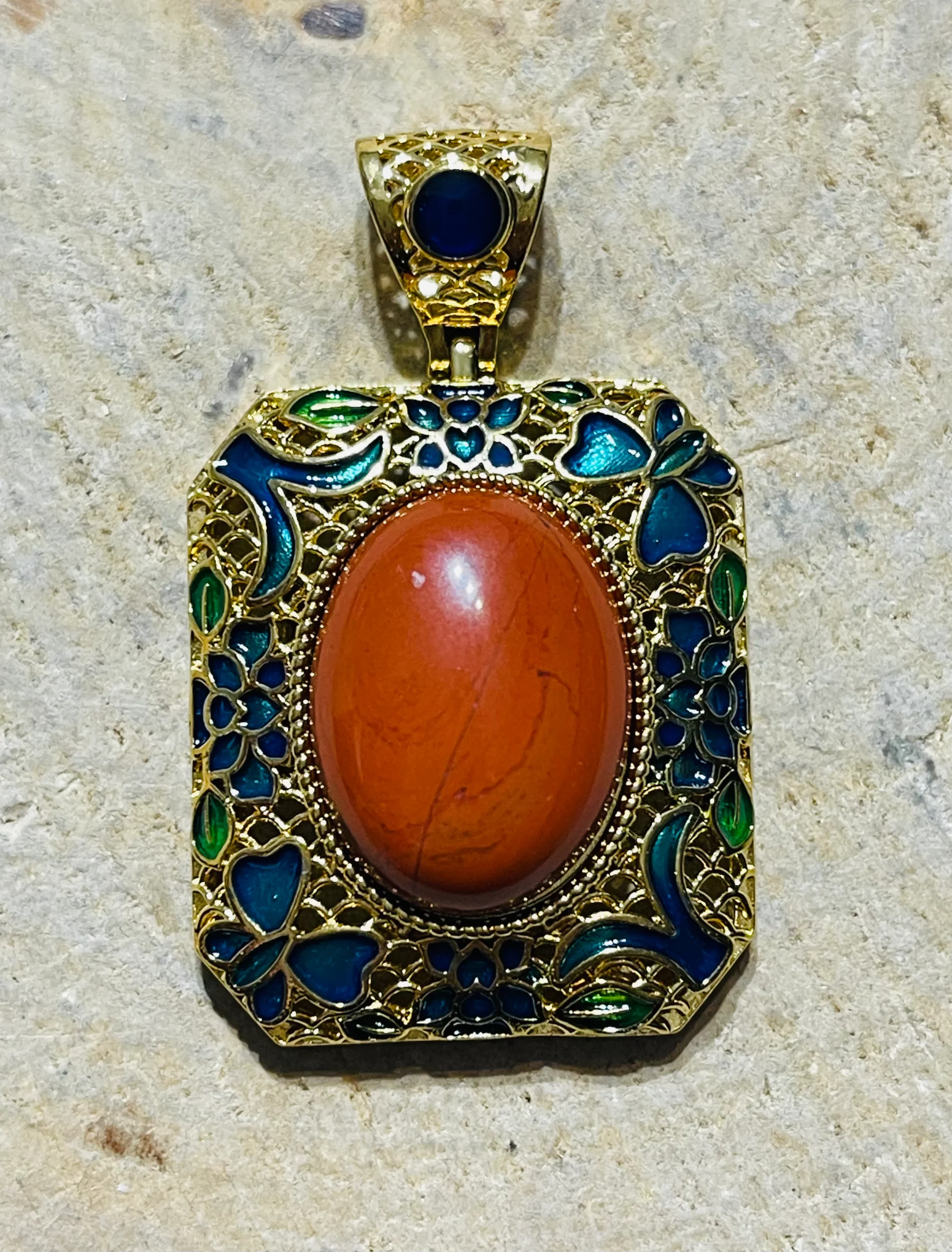 Pendentif en jaspe rouge et en émaux – Image 3