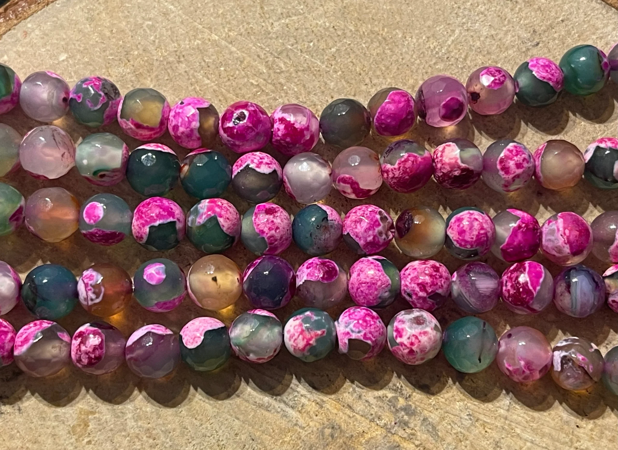 Perles en pierre naturelle en Agate rose et verte facettée en 8 mm – Image 2