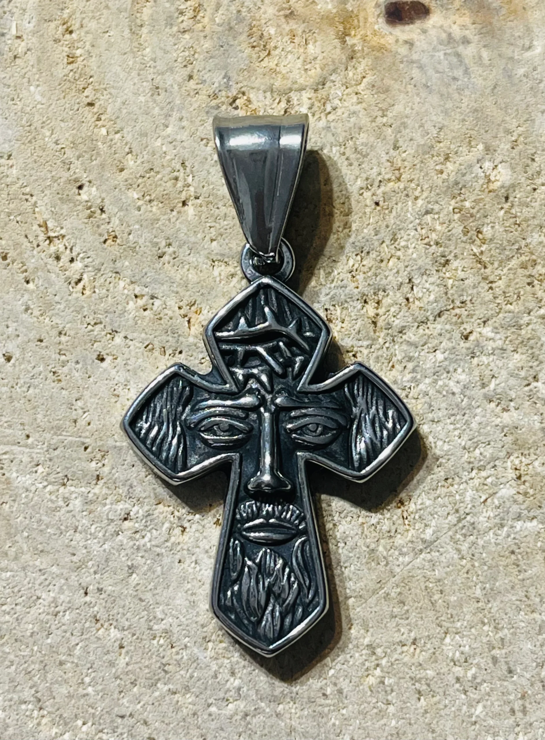 Pendentif en forme de croix avec Jesus Christ et sa chaîne