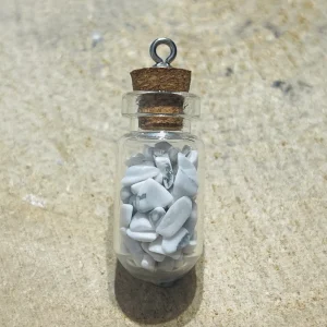 Fiole remplie de pépites en pierre naturelle Howlite
