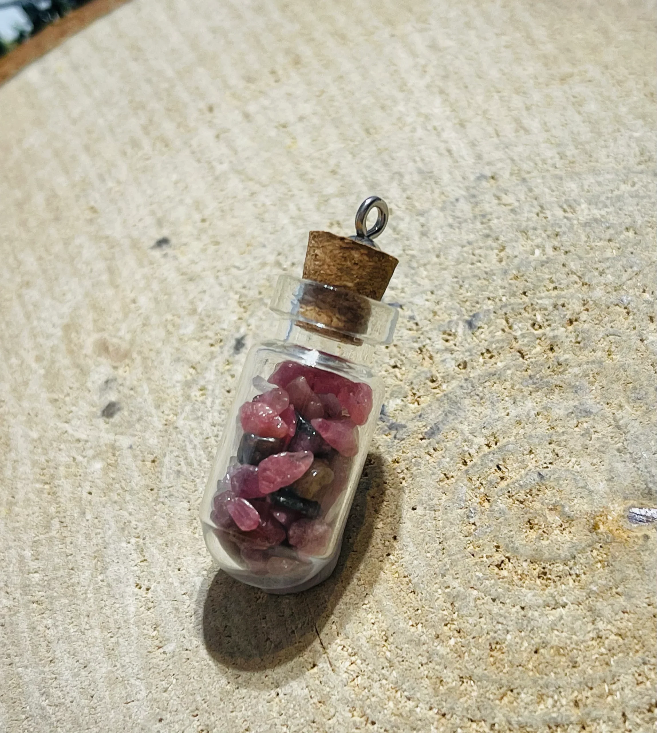 Fiole remplie de pépites en pierre naturelle Rhodonite – Image 3