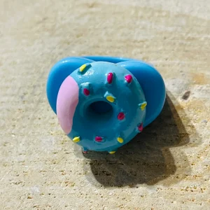 Bague bleue en résine avec donut bleu et rose, taille 54