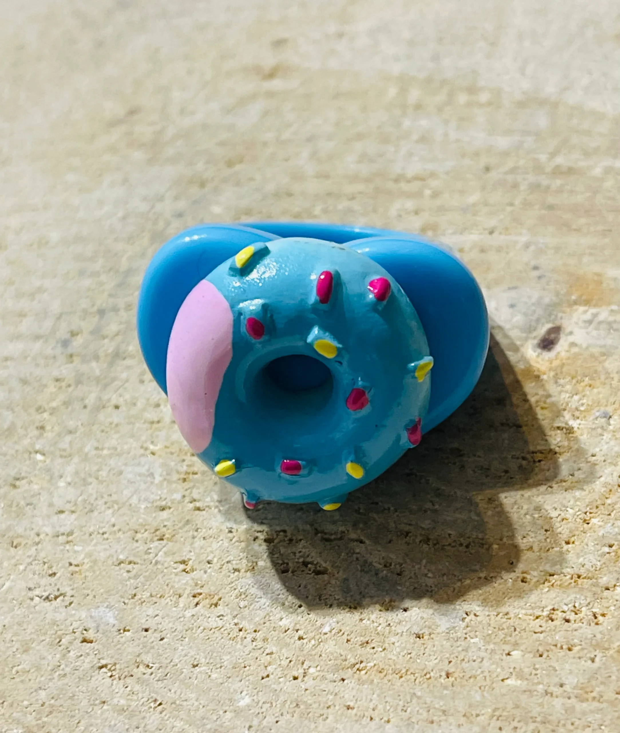 Bague bleue en résine avec donut bleu et rose, taille 54