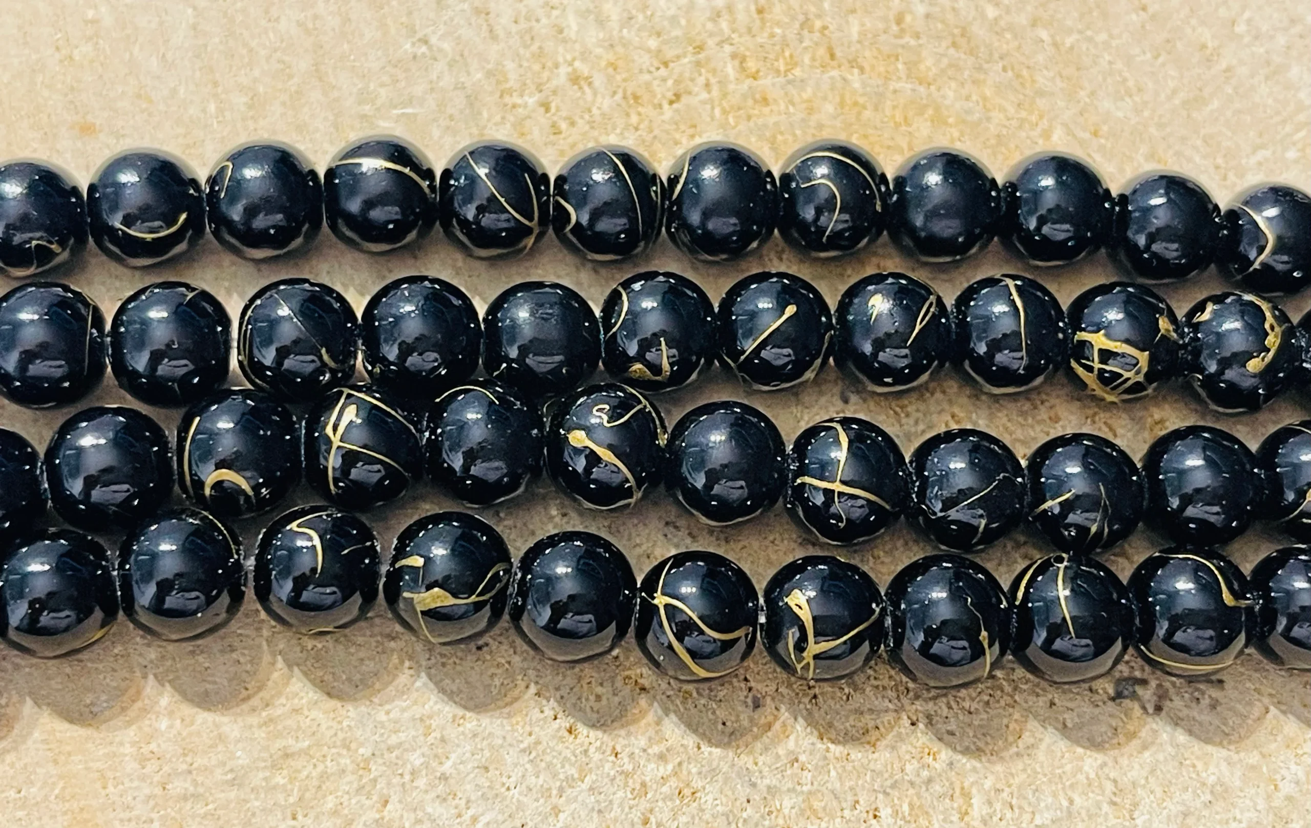 Perles en pierre naturelle en Onyx noir avec lignes dorées en 6 mm – Image 2