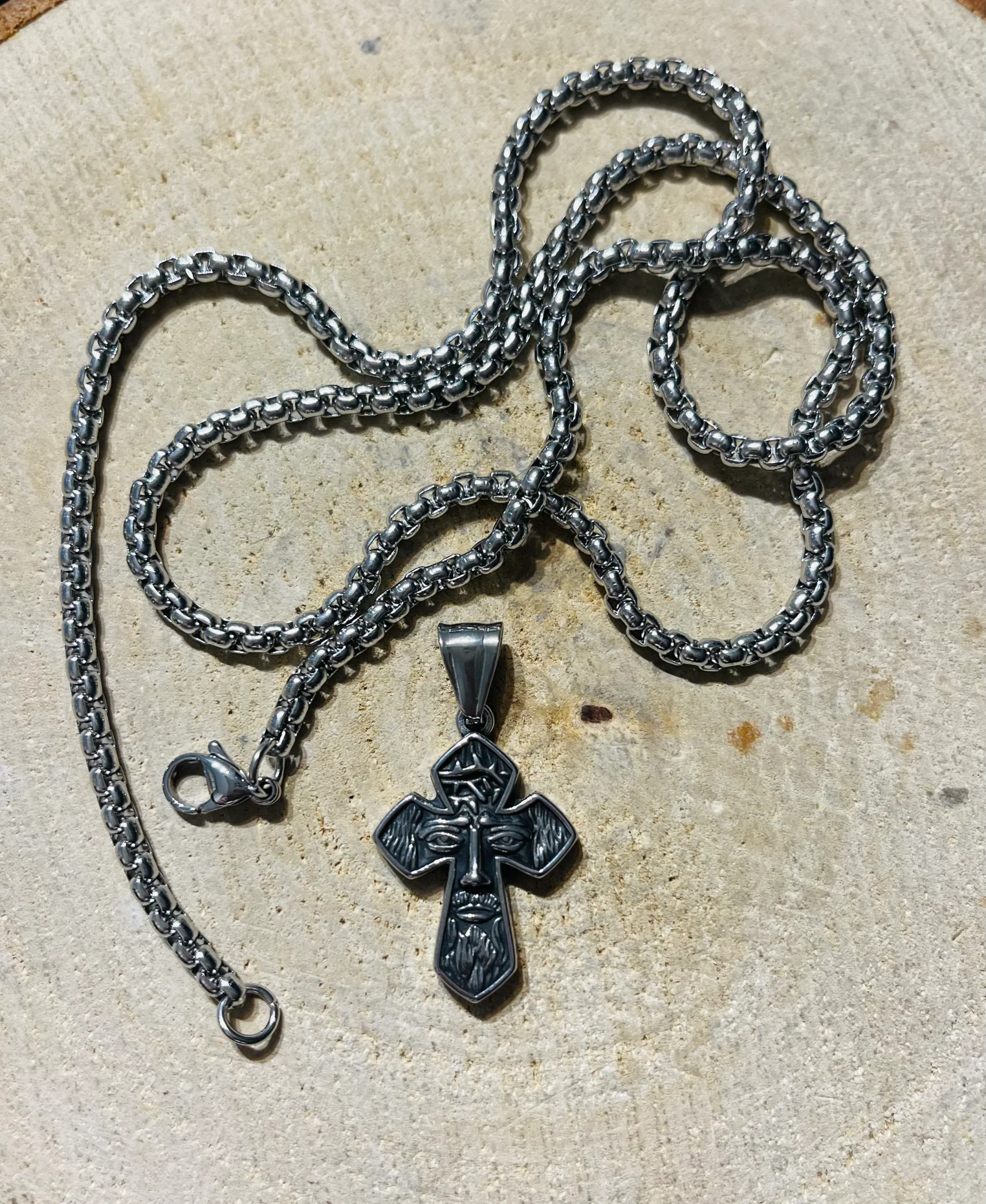 Pendentif en forme de croix avec Jesus Christ et sa chaîne – Image 4