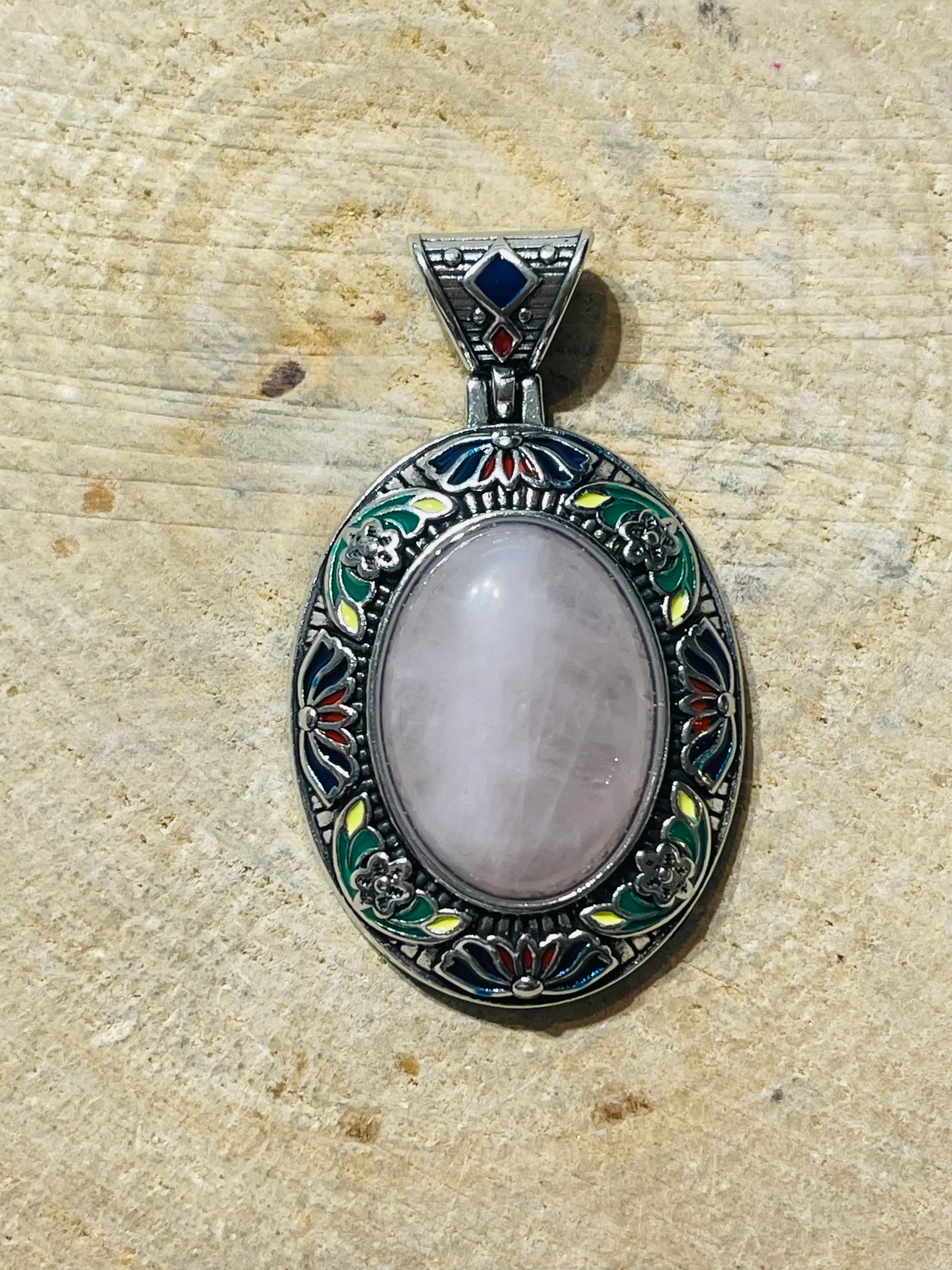 Pendentif en Quartz rose et en émaux