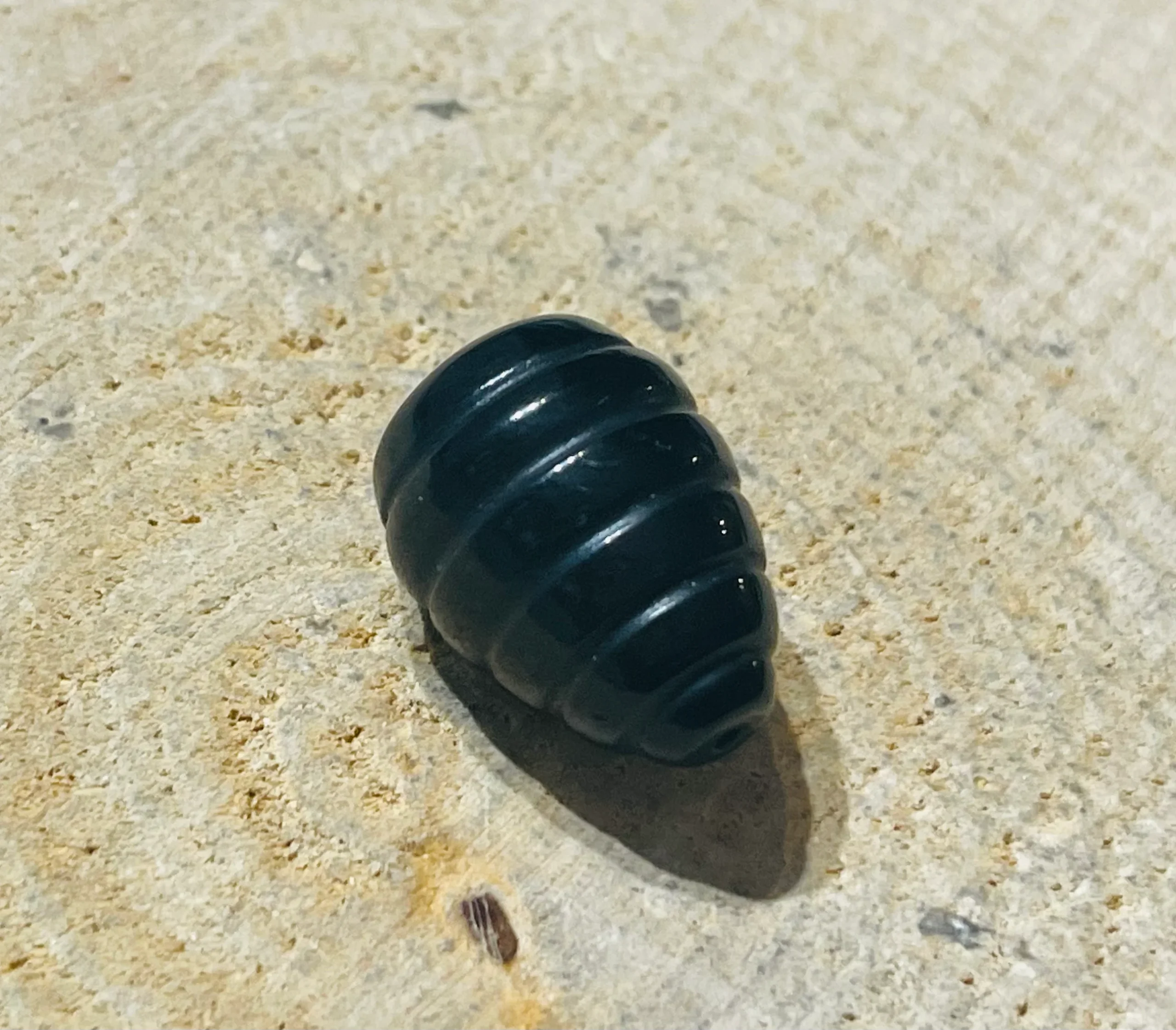 Lot de 2 Perles naturelles en Onyx en forme de ruche – Image 3