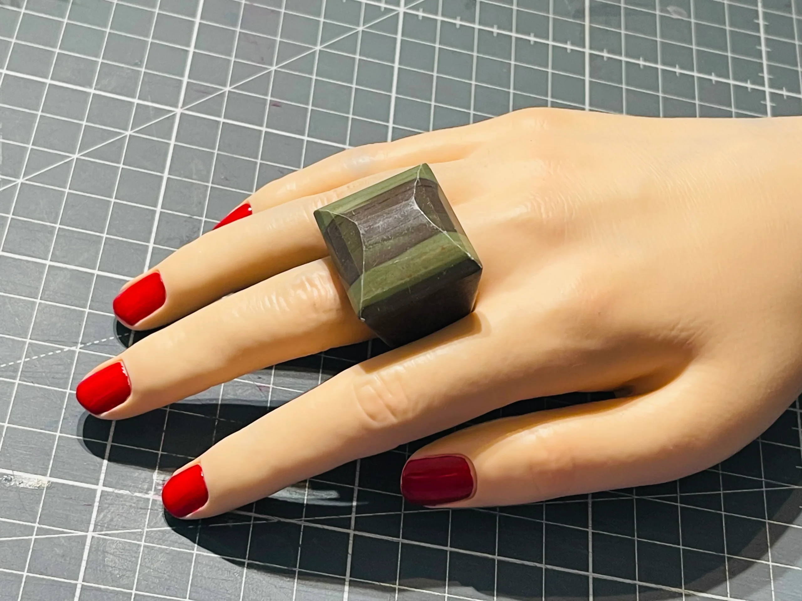 Grosse bague entièrement faite en Jaspe – Image 3