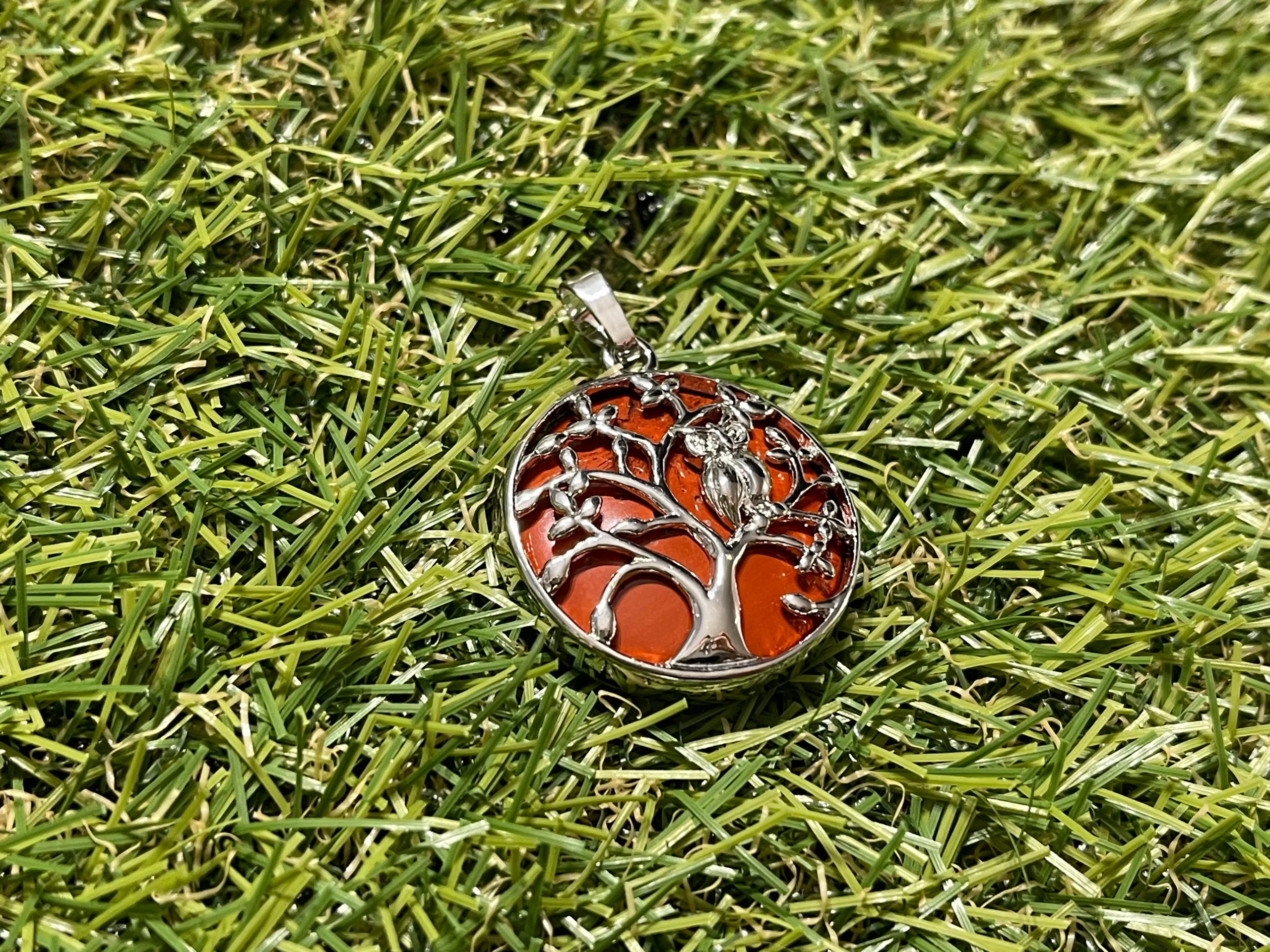 Pendentif en Jaspe rouge avec arbre et hibou – Image 3