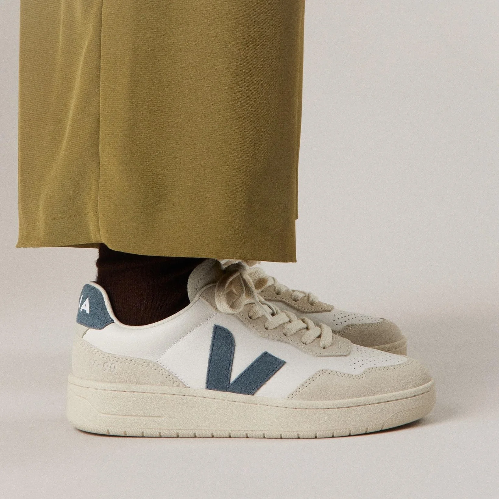 V-90 woman – Image 3