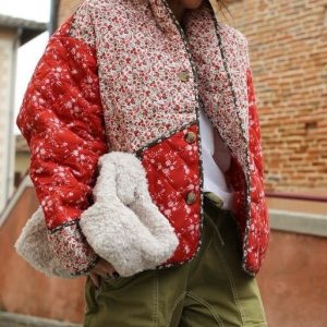 Veste Matelassé Patchwork Rouge Oversize avec Motif Floral et Texture Douce