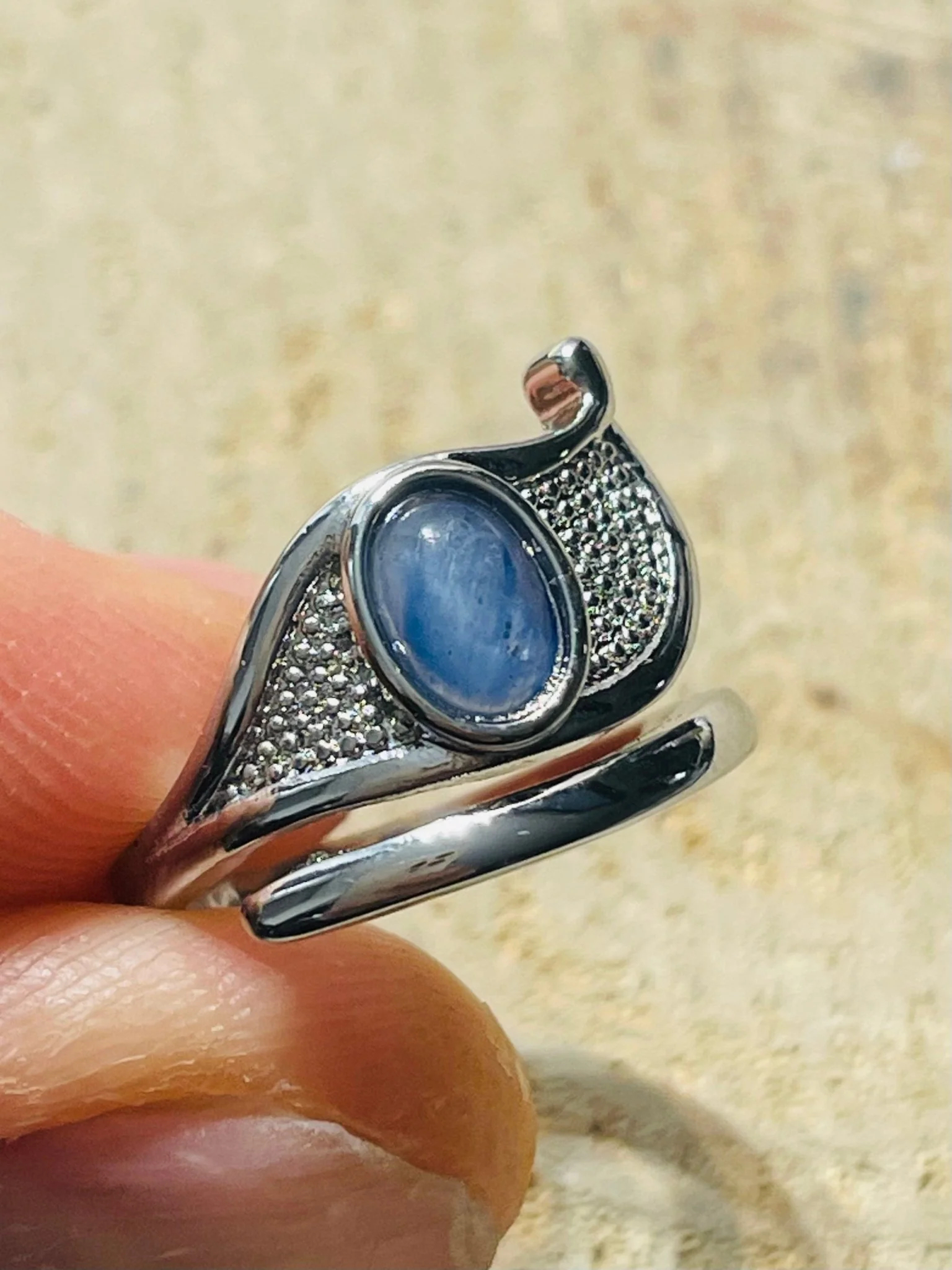 Bague en Oeil d' Horus sertie d'une Cyanite, taille réglable – Image 3