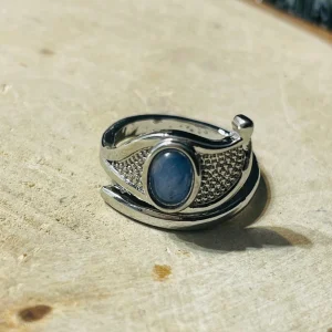 Bague en Oeil d' Horus sertie d'une Cyanite, taille réglable
