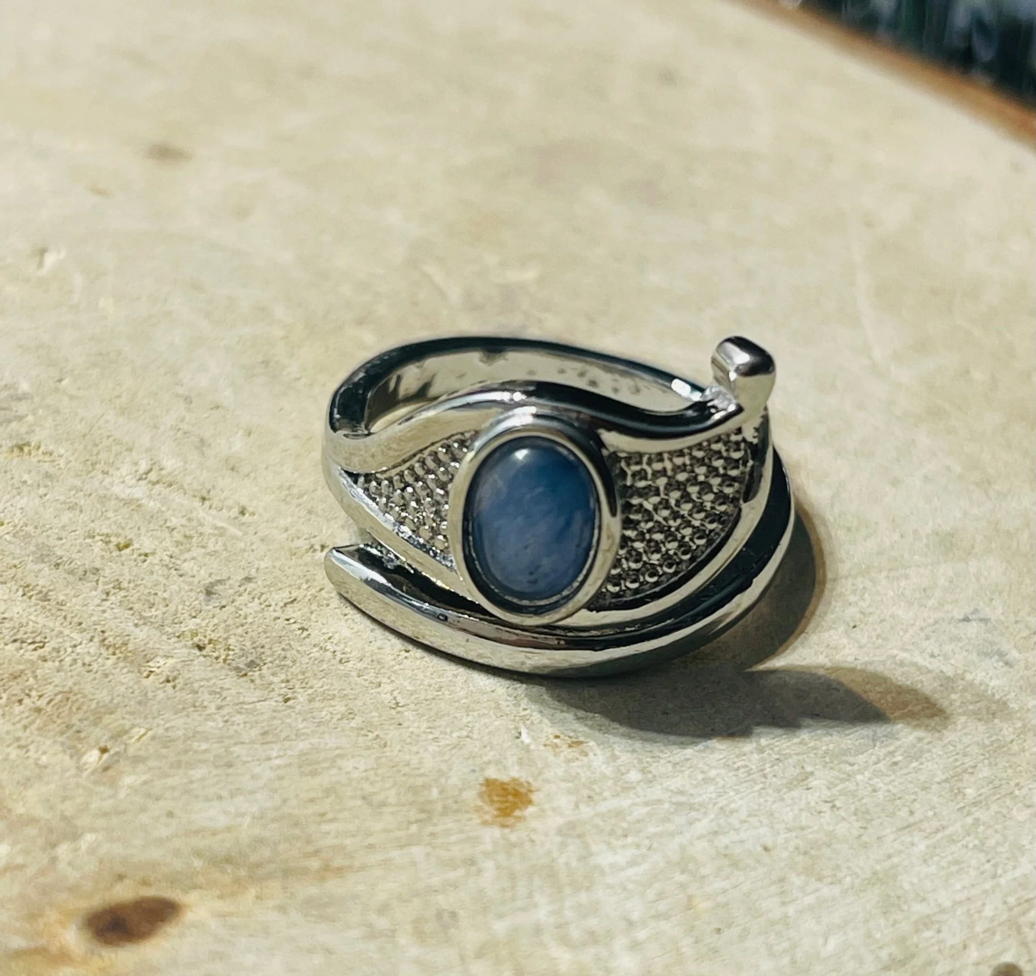 Bague en Oeil d' Horus sertie d'une Cyanite, taille réglable