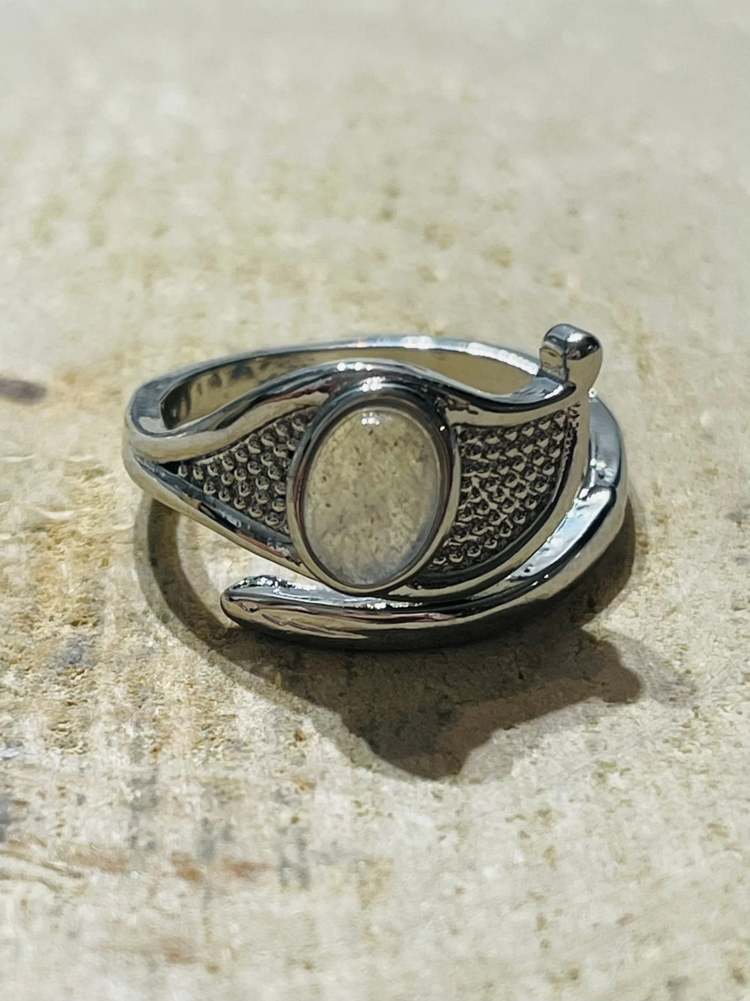 Bague en Oeil d' Horus sertie d'une Labradorite, taille réglable – Image 6
