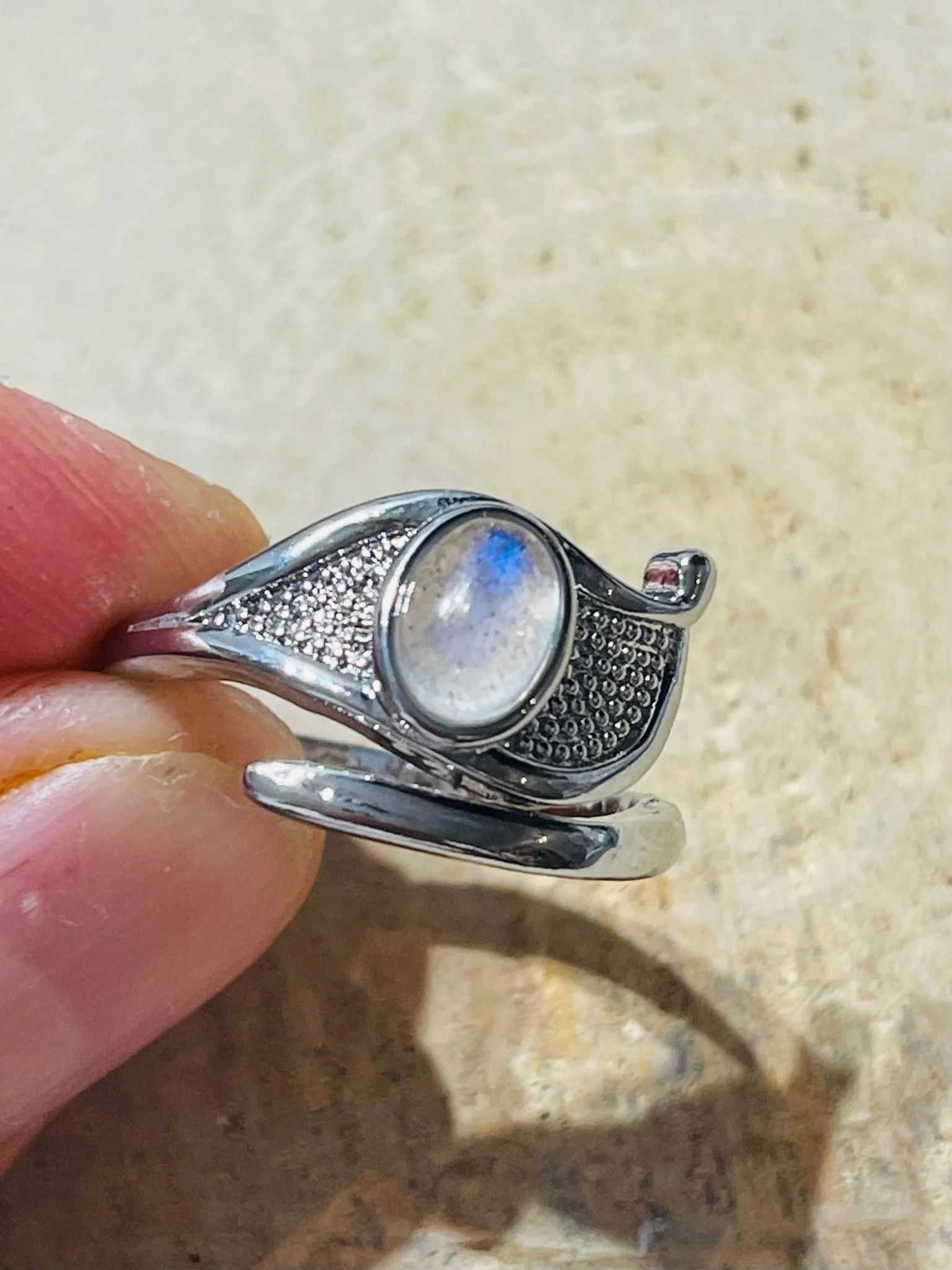Bague en Oeil d' Horus sertie d'une Labradorite, taille réglable
