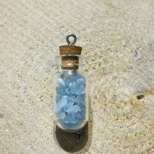 Fiole remplie de pépites en pierre naturelle Aigue Marine