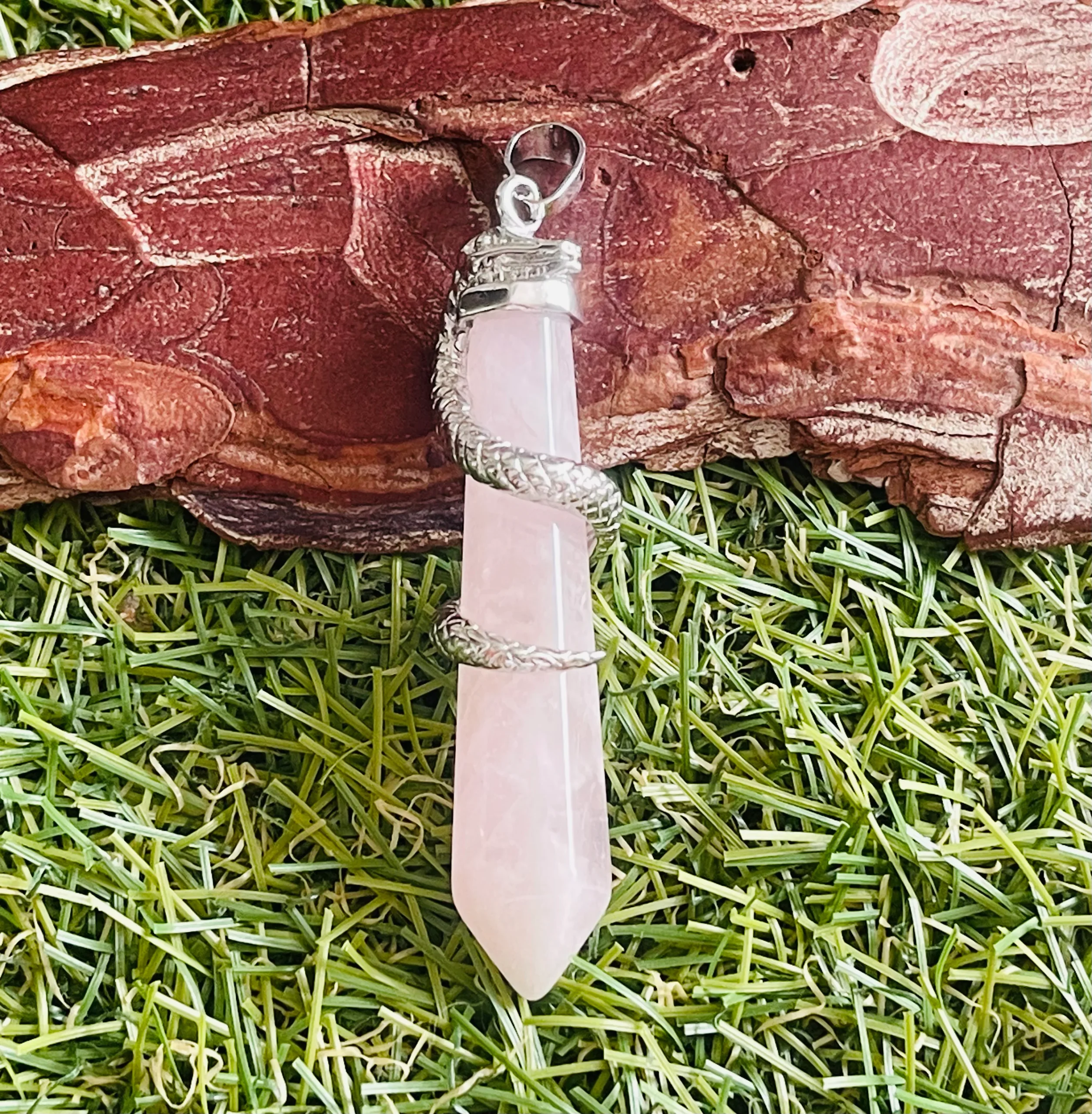 Pendentif en Quartz rose en forme de serpent