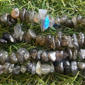 Perles en pierre naturelle chips / pépites en Labradorite en 5-8 mm (fil de 80 cm)