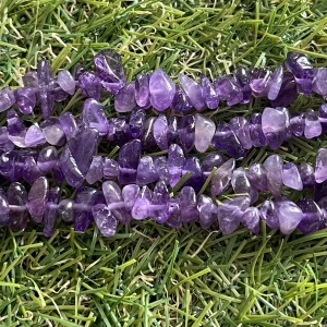 Perles en pierre naturelle chips / pépites en Améthyste en 5-8 mm (fil de 80 cm)