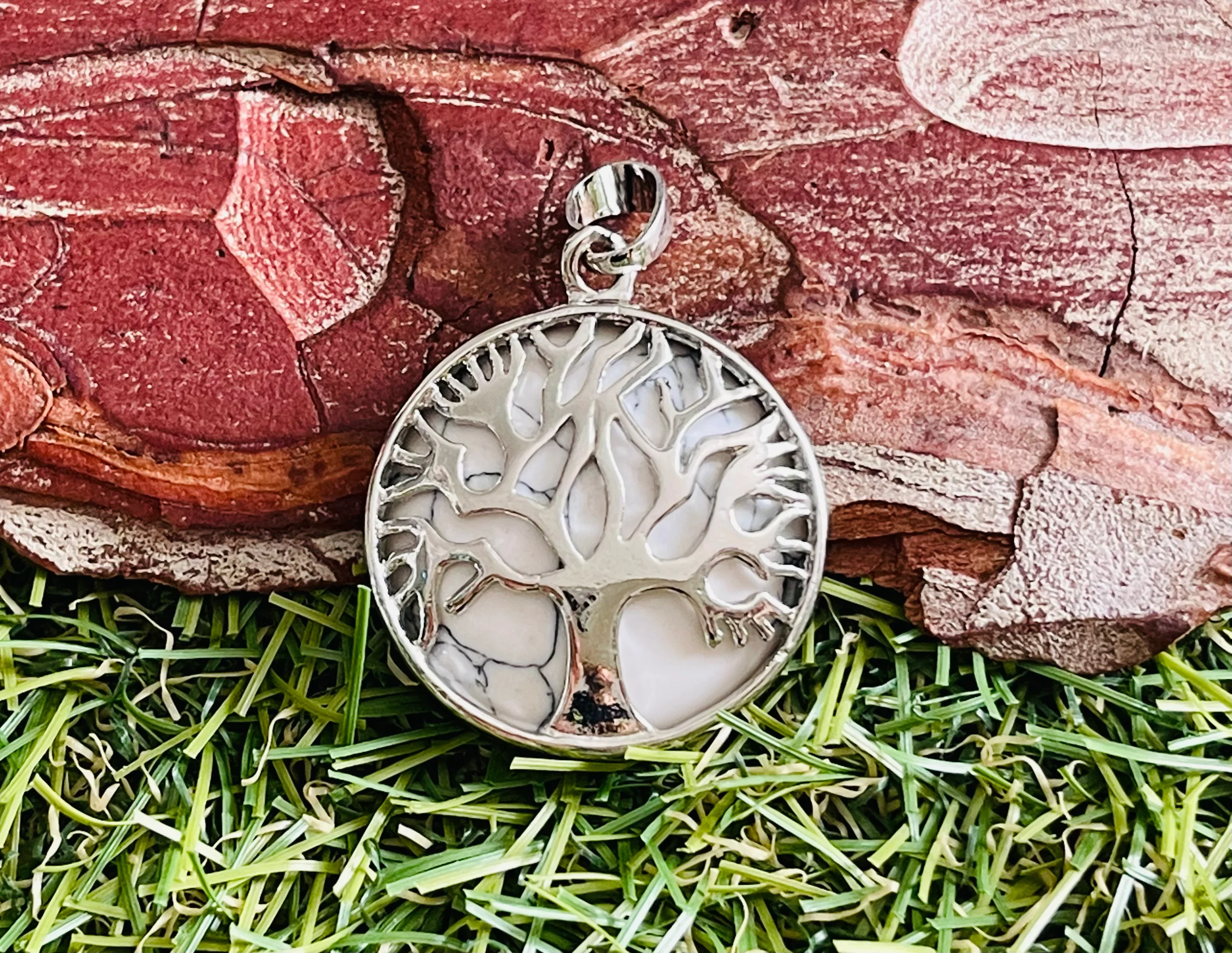 Pendentif en Howlite et arbre de vie