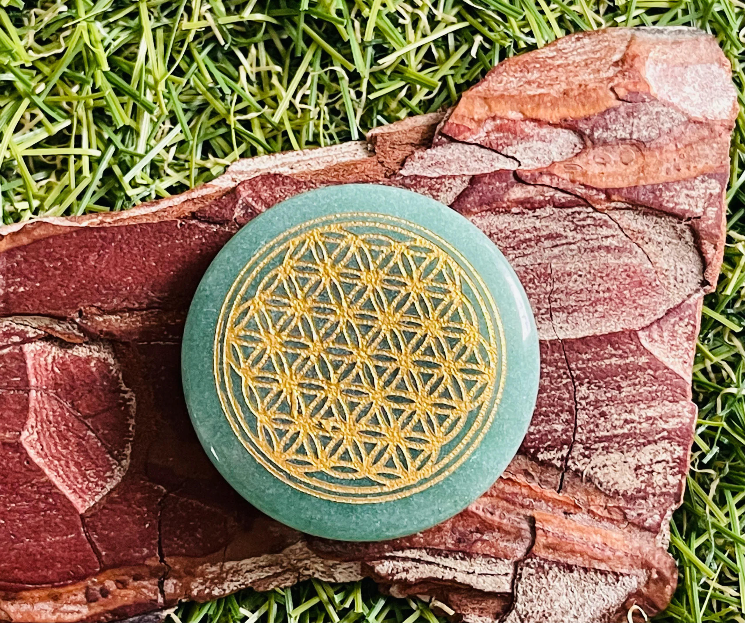 Aventurine verte cabochon avec fleur de vie doré – Image 2