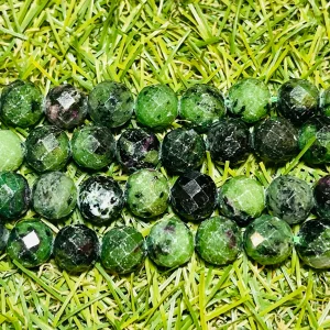 Perles naturelles en Rubis zoisite à facettes en 8 mm